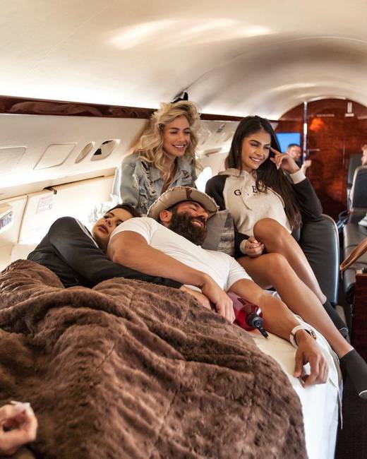 Bilzerian a mindennapos utazásai során sem hagyja otthon a lányokat - a modellek mindenhová elkísérik őt.