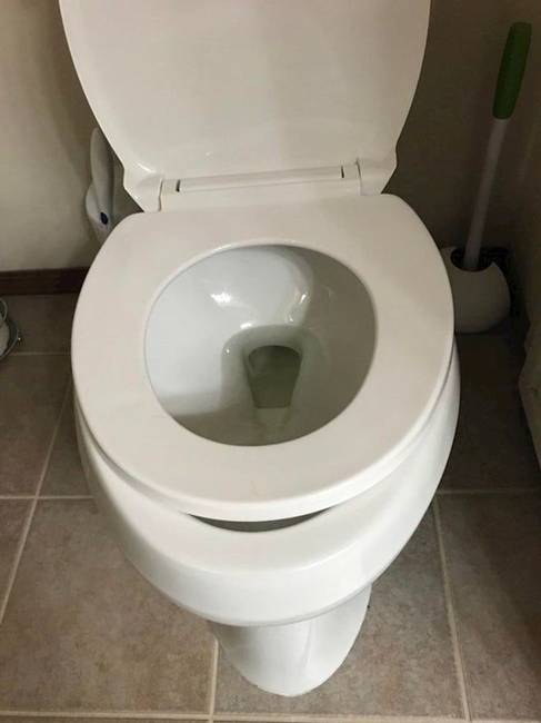 „Megkértem, hogy szerelje fel az új WC-ülőkét."