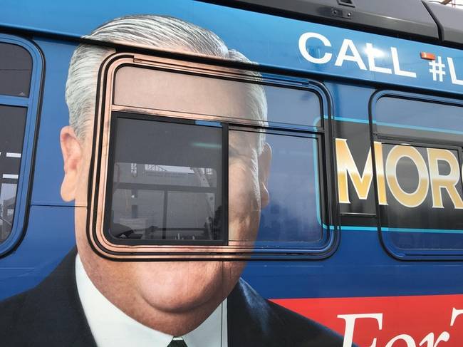 Ügyvédhirdetés egy nyilvános buszon.