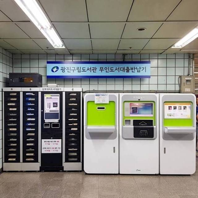 A metróállomásokon könyvautomaták találhatók, hogy legyen mit olvasnunk utazás közben.