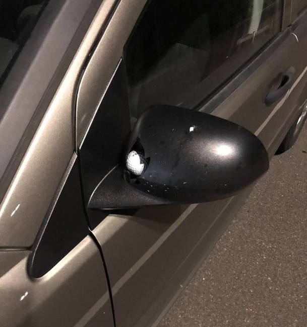 „Tegnap először voltunk golfozni. Ezt találtam, amikor az autómhoz értem."