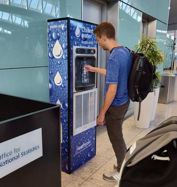 A Heathrow repülőtéren kiöntetik ugyan veled a vizet a palackodból a biztonsági kapunál, de ezt a kapun áthaladás után az automatákból újratöltheted.