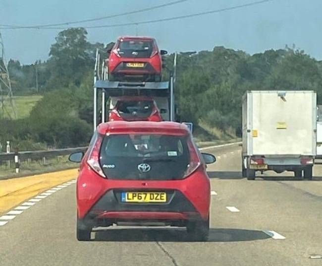„Az autószállító teherautó csomó piros Toyota Aygo-t szállított, és mögötte is egy ugyanolyan ment. Persze semmi köze nem volt hozzájuk, de amikor külön útra kanyarodtak, elszomorodtunk, mert láttuk, hogy búcsút kell vennie a barátaitól."