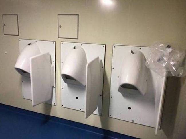 A szakemberek szemlátomást nem értették meg a falra szerelt piszoárok lényegét.