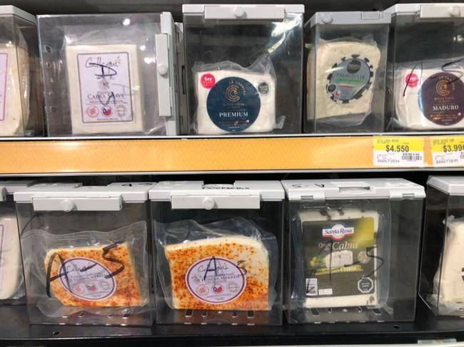 „A szupermarketekben gyakran riasztóval felszerelt dobozokba rakják a drága sajtokat, mert ezek a leggyakrabban ellopott termékek."