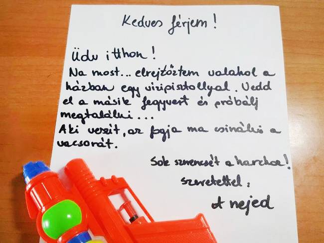 Én a mosogatást is odaírtam volna a papírra, de ez a fotó azért jól összegzi, hogy mire képes egy nő, csakhogy megússza a vacsorafőzést...😄