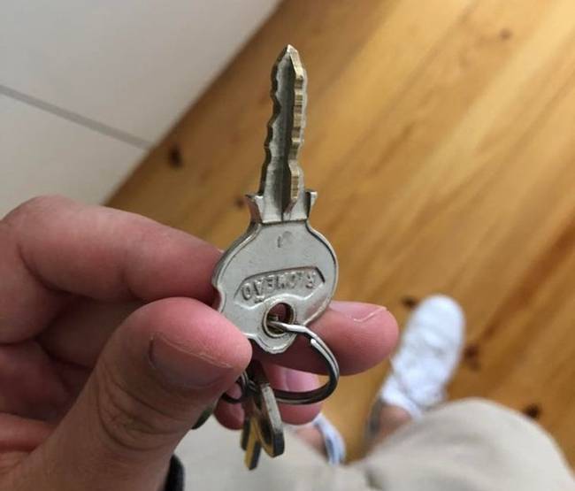 „A bérelt apartmanunk kulcsa négyoldalú, szóval háromféleképpen lehet helytelenül beletenni a zárba."