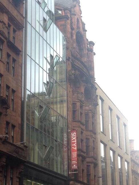 Egy irodaház ablakai Glasgow-ban - az esőzésekről híres városban.