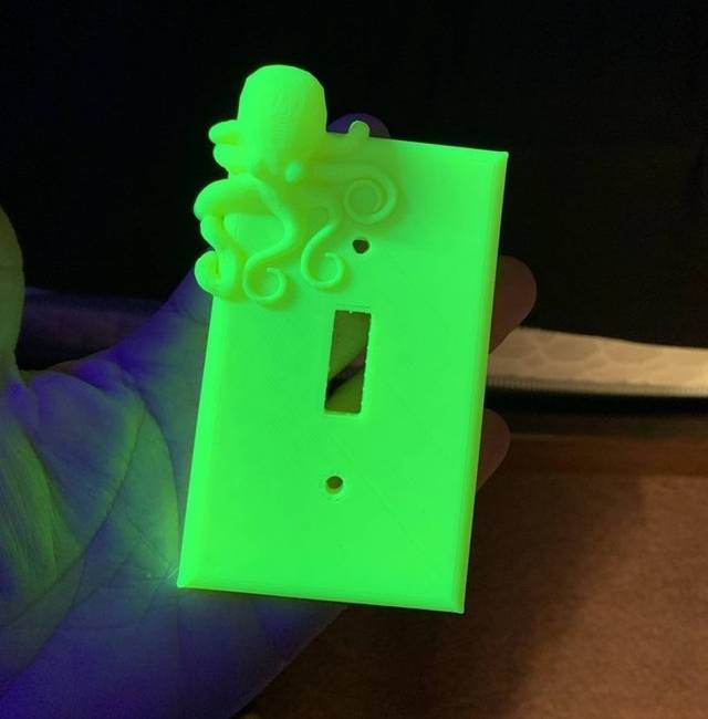 „A kapcsolófedél, amit 3D nyomtattam, UV fényben világít!"
