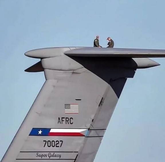 Egy Lockheed C-5M katonai szállítórepülőgép függőleges vezérsíkja.