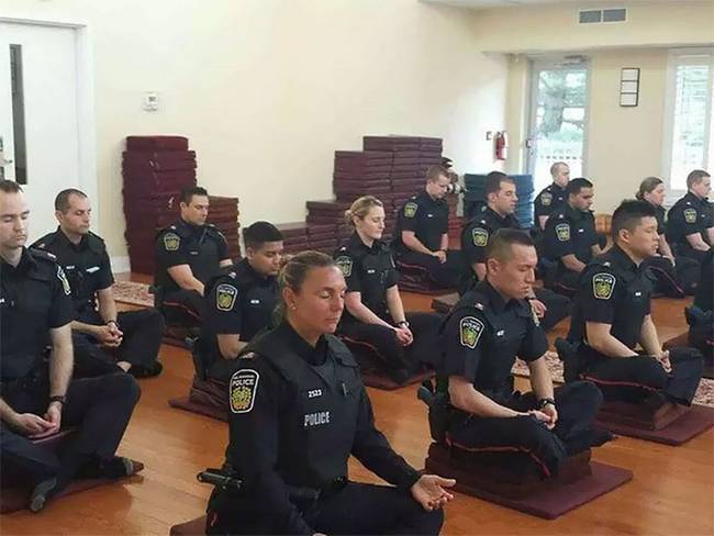 A rendőrök munkája olykor stresszes, ezért nem telhet el nap meditáció nélkül.