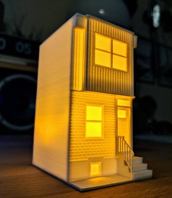 „A barátaim összeházasodtak, és megvették az első házukat. Ennek alkalmából elkészítettem a ház miniatűr, 3D modelljét."