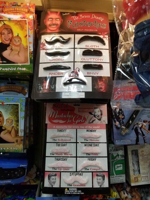 Végezetül: fekete halloweeni bajusz a fiúknak, és rózsaszín a lányoknak.