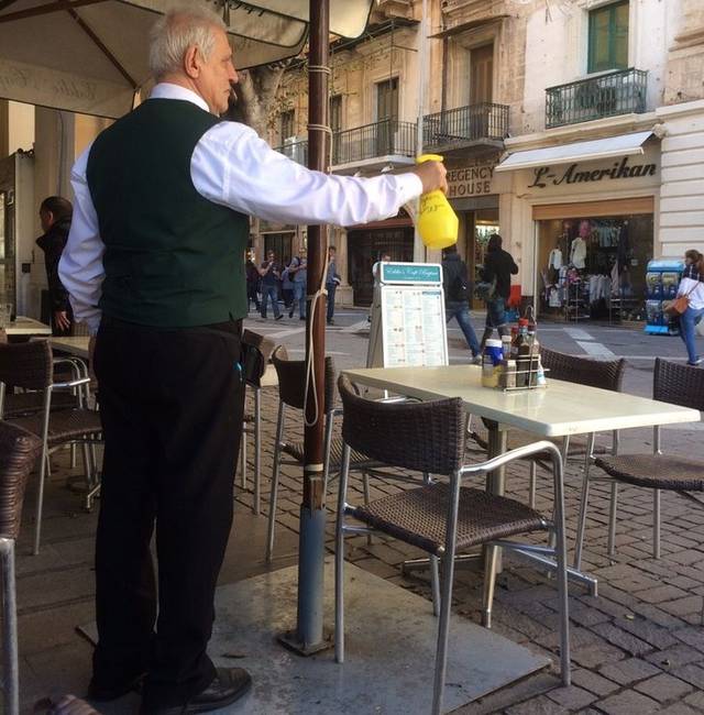 A galambok annyira megkeserítik a szabadtéri éttermeket Máltán, hogy egyes helyeken speciális permetezőszerrel riasztják el őket a pincérek.