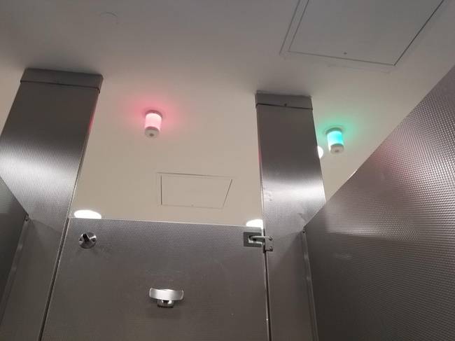 Jelzőlámpák egy repülőtér mosdójában, melyek mutatják, hogy melyik WC foglalt és melyek szabadok.