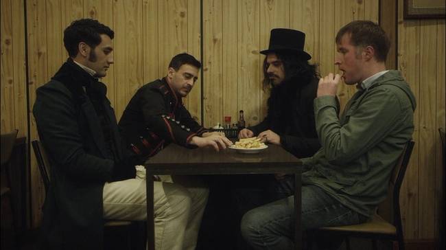 A Hétköznapi vámpírok című filmben van egy érdekes jelenet: amikor a vámpírok a tükröződő asztal körül ülnek, az üveg asztal tükröződésében egyikük sem látható - mivelhogy vámpírok.