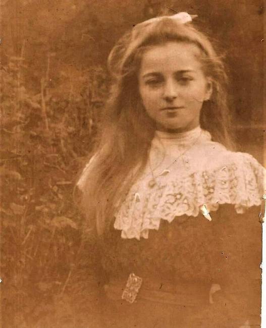 „Egy ismeretlen nő portréja 1910-ből, amit a nagymamám fotóalbumában találtam."
