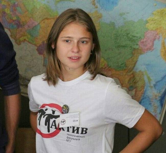 „22 éves vagyok, de a legtöbben 15-nek néznek. Amikor a 13 éves húgommal vagyok, gyakran azt hiszik rólunk, hogy barátnők vagyunk.”