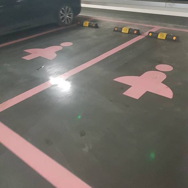 Szöulban külön parkolóhelyek vannak a nők számára, melyek nem csak szélesebbek és hosszabbak az átlagosnál, de közelebb is vannak a bejáratokhoz.