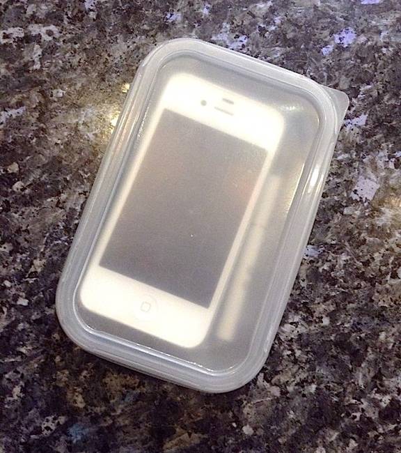 „Az édesanyám nemrég vásárolt egy iPhone-t. Mondtam neki, hogy tartsa tokban. Mikor ma átmentem hozzá, ez a látvány fogadott."