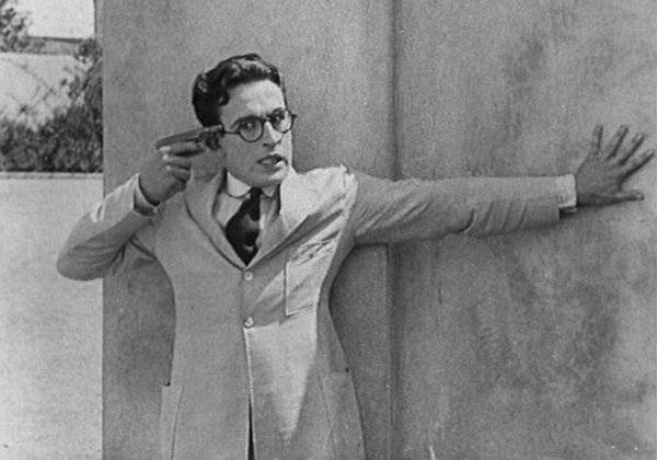 A némafilmes Harold Lloyd épp a „Haunted Spooks”-ot forgatta, amikor az egyik díszlet bomba felrobbant a kezében. Lloyd elvesztette a jobb kezének két ujját és több hónapig vak volt.