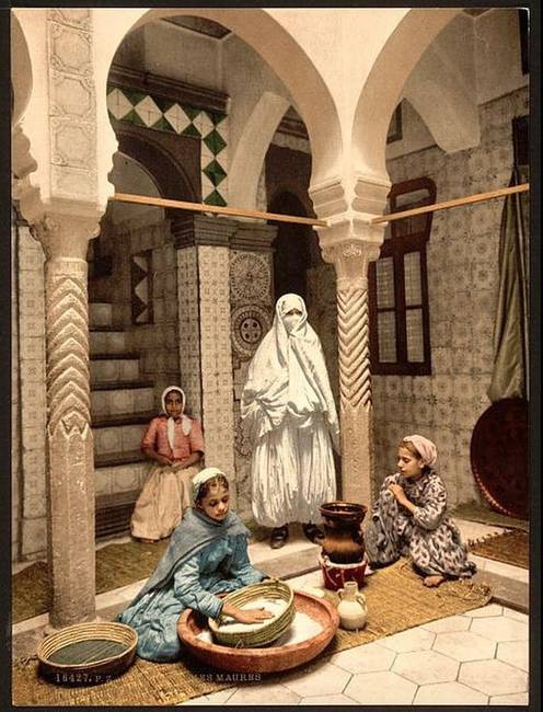 Kuszkuszt készítő nők, Algéria. (1899) (digitálisan színezett)