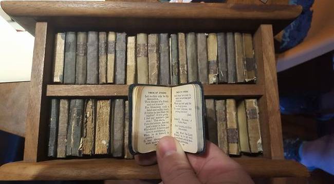 „A nagyapámnak van egy miniatűr gyűjteménye minden Shakespeare-darabról. 111 éves ez a gyűjtemény.”