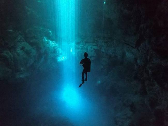 Cenote (víz alatti barlang) a mexikói Tulum városában.
