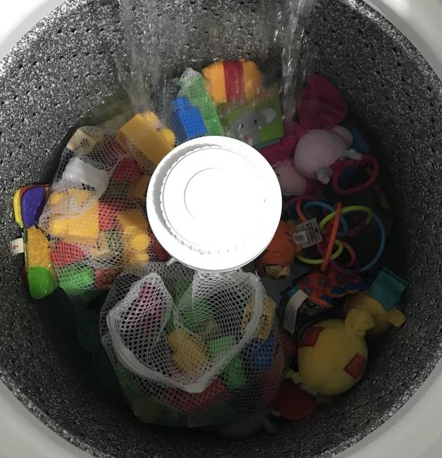 A gyerekjátékok fertőtlenítésének legjobb módja: háló, forró víz, és egy kis fehérítő! Sokkal könnyebb, mint egyenként törölgetni őket.