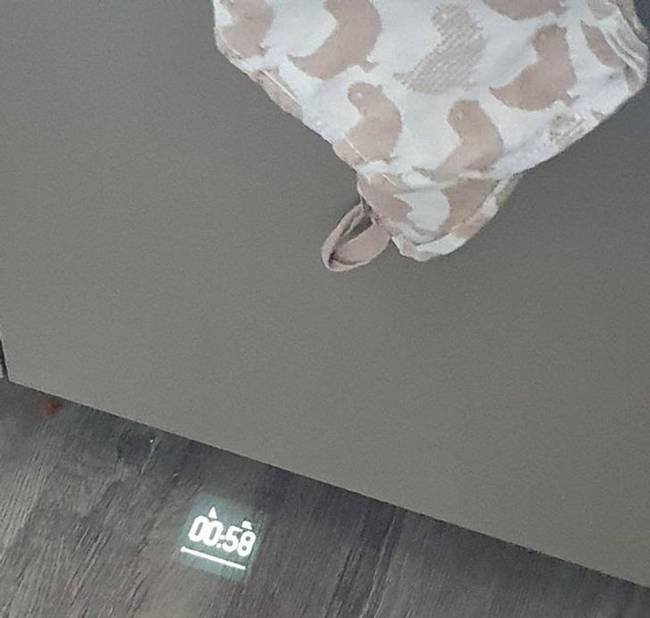 Ez a mosogatógép a padlóra vetítve mutatja, hogy mennyi idő van még hátra a mosásból.