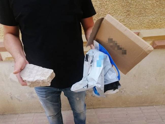 Ez a fickó okostelefont vásárolt az interneten, de követ kapott helyette.