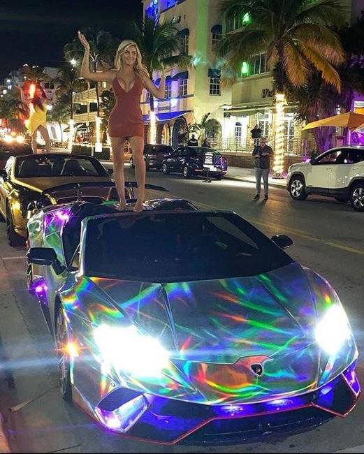 Egy Lamborghini-ről készített fotó már nem is menő manapság, ha nem állunk a tetejére.
