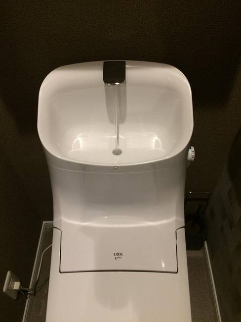 A WC-be épített mosdókagyló segítségével a kézmosáshoz használt víz újrafelhasználható. Ez azért okos!