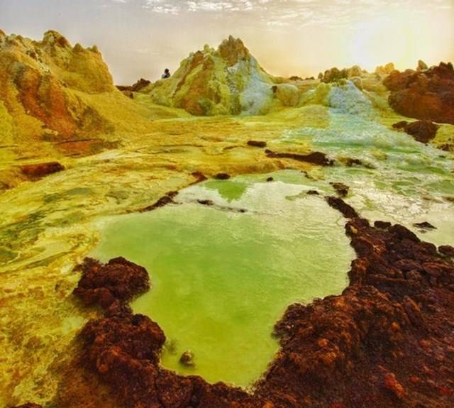 Az etiópiai Dallol állítólag a legforróbb hely a Földön. Itt a hőmérséklet még telente is 45 °C körül alakul, ráadásul kénsavval szennyezett forrás található itt, ami ellehetetleníti még a maradék életet is.