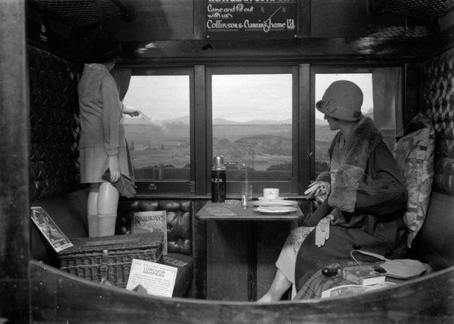 Egy új-zélandi vasúti kocsi belseje, 1920-as évek.
