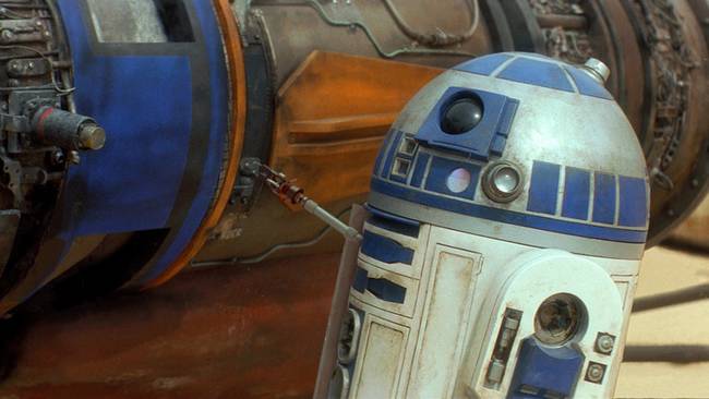 A Csillagok háborúja egyik korai vázlata szerint R2-D2 angolul (nálunk nyilván magyarul) beszélt volna. Furcsa elképzelni, nem?!