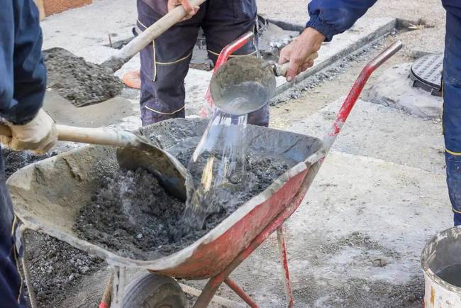Vizet önteni a cementbe, vagy cementet szórni a vízbe? A hiba, ami miatt a beton veszít a szilárdságából