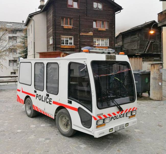Rendőrautó a svájci Zermatt faluban. Mellesleg elektromos árammal működik, mivel Zermattban tilos a közönséges autókkal történő közlekedés.