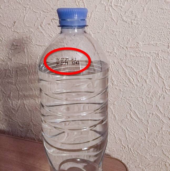 A palackozott víz lejárati ideje valójában a műanyag palackra vonatkozik - a víz bármeddig fogyasztható lenne, ha a palackból nem kezdenének el leválni a mikro-műanyag részecskék.
