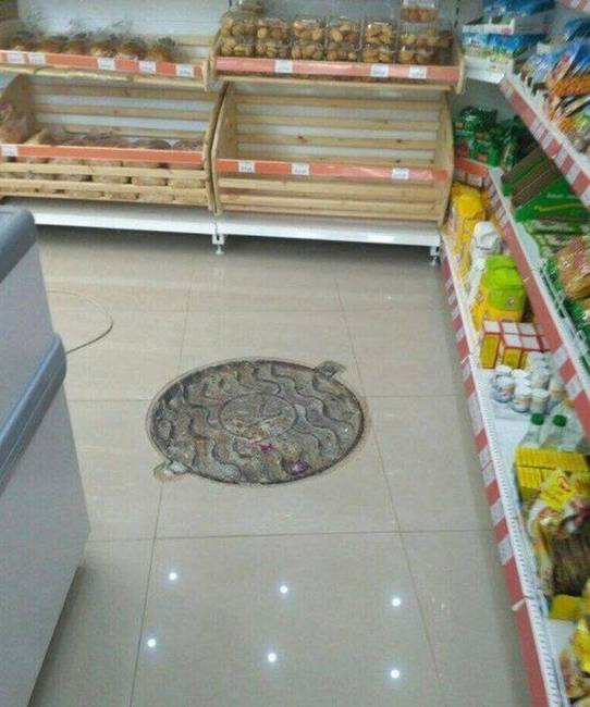 Mi célt szolgálhat vajon a bevásároló központ kellős közepén?!