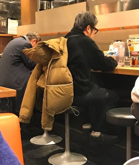 A kabát belsejébe varrt pánt segítségével nem kell azon aggódnunk, hogy hova tegyük, ha levesszük magunkról.