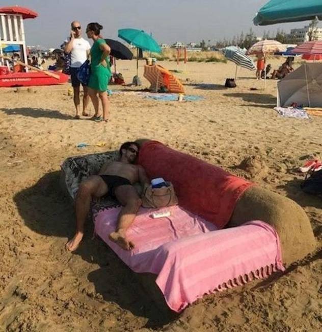 Ez a fickó a tengerparton is olyan kényelmet szeretett volna, mint otthon.