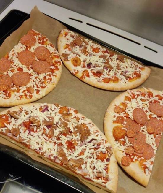 Szeretnél két mirelit pizzát sütni, de csak egy tepsid van? Nem probléma!