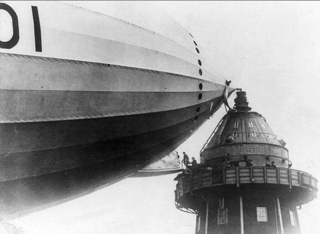 Léghajóra felszálló utasok egy toronyház tetején épített léghajókikötőben, az 1930-as évek elején.