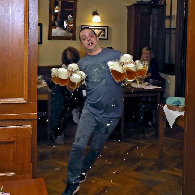 Egy másodperccel a hangos csörrenés és a hosszas káromkodás előtt.