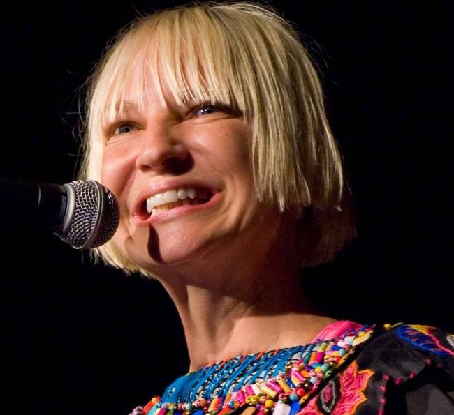 Sia - Basedow-Graves kór és Ehlers–Danlos-szindróma