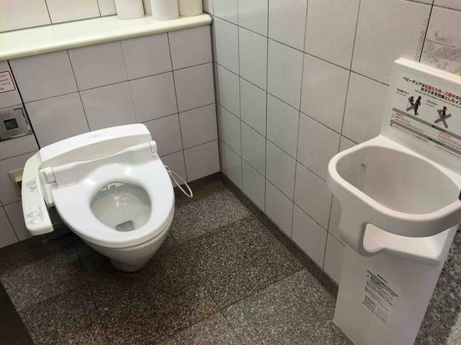 A japán nyilvános vécékben speciális gyerekülések találhatók, hogy a szülők kezei szabaddá váljanak arra a néhány percre, amíg kell.