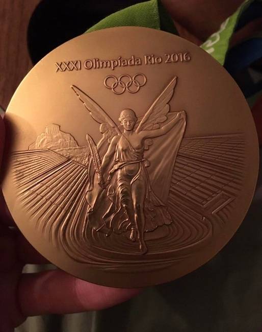 Így néz ki közelről egy olimpiai aranyérem.