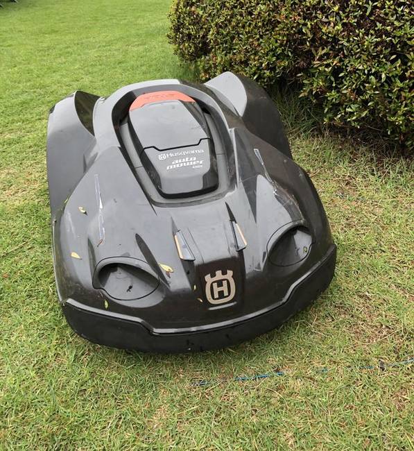 A golfpályákon ilyen robotfűnyírók dolgoznak.