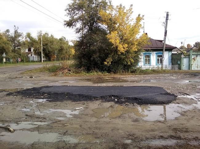 „Elkezdték leaszfaltozni az utcánkat, eddig jutottak. Két éve így áll."